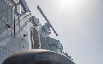 USS Higbee Conducts Vertical Replenishment