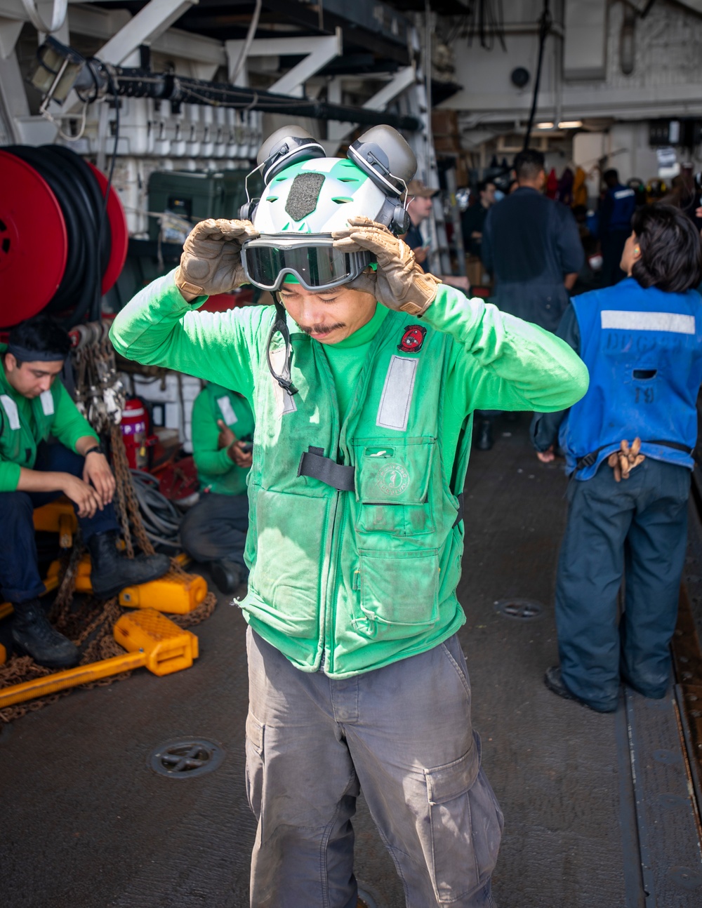 USS Higbee Conducts Vertical Replenishment