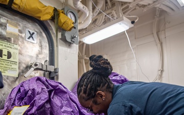 USS Higbee Conducts Vertical Replenishment