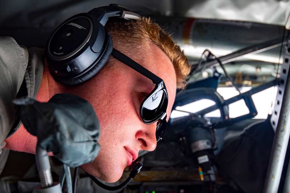 REFORPAC 25: KC-135 refuels F-16s and F-35s
