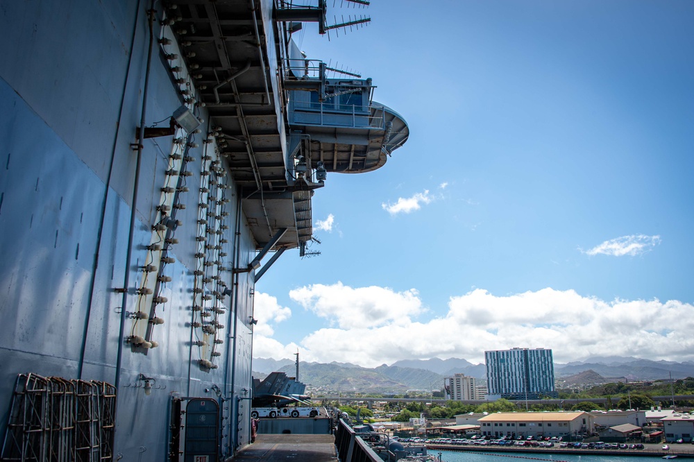 Daily operations aboard USS Carl Vinson (CVN 70)