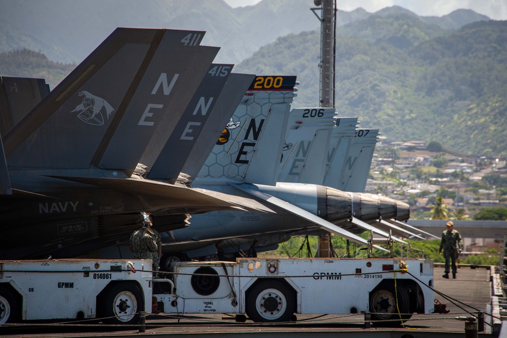 Daily operations aboard USS Carl Vinson (CVN 70)