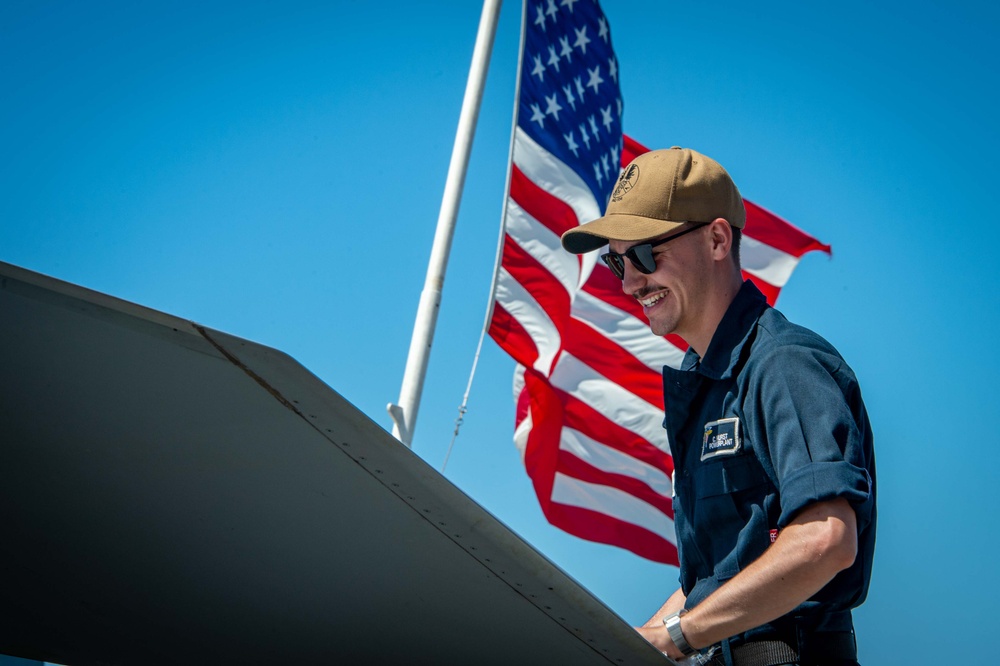 Daily operations aboard USS Carl Vinson (CVN 70)