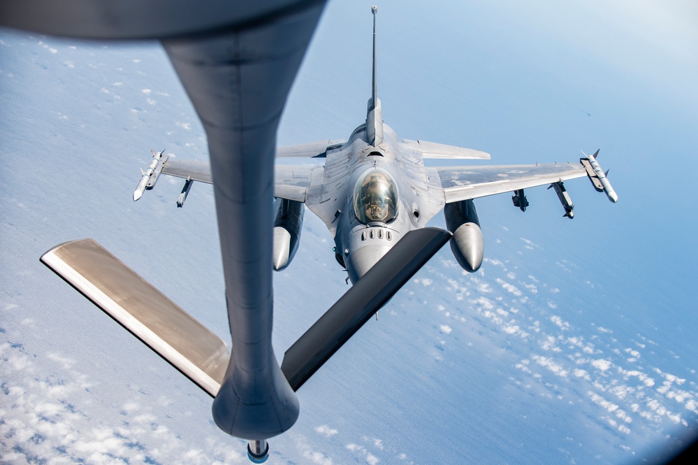 REFORPAC 2025: KC-135 refuels F-16s and F-35s