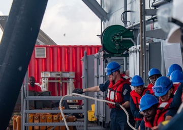 USS America (LHA 6) Conducts Fueling at Sea with USS Robert Smalls (CG 62)
