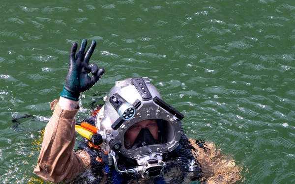 Rear Adm. Wolfson Diving Operation