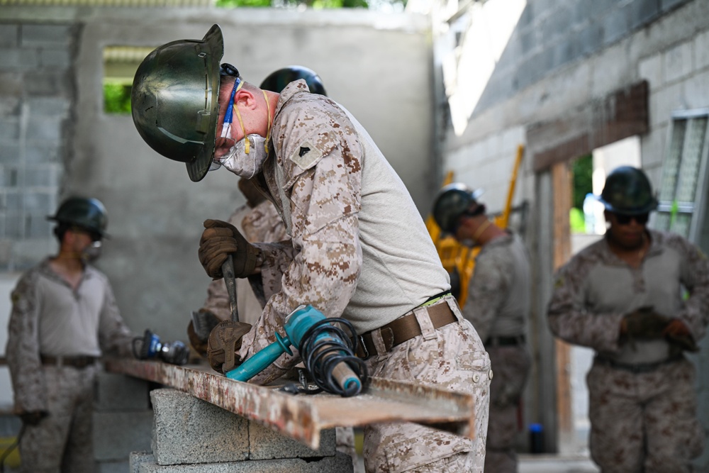 U.S. Marines and Panama AERONAVAL build partnership by training and working together