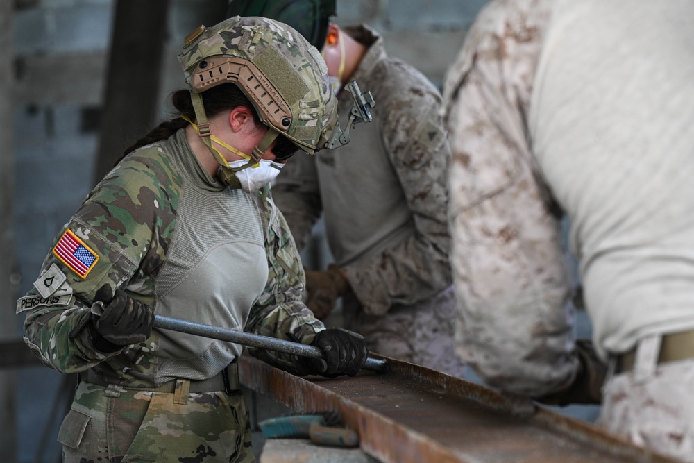 U.S. Marines and Panama AERONAVAL build partnership by training and working together