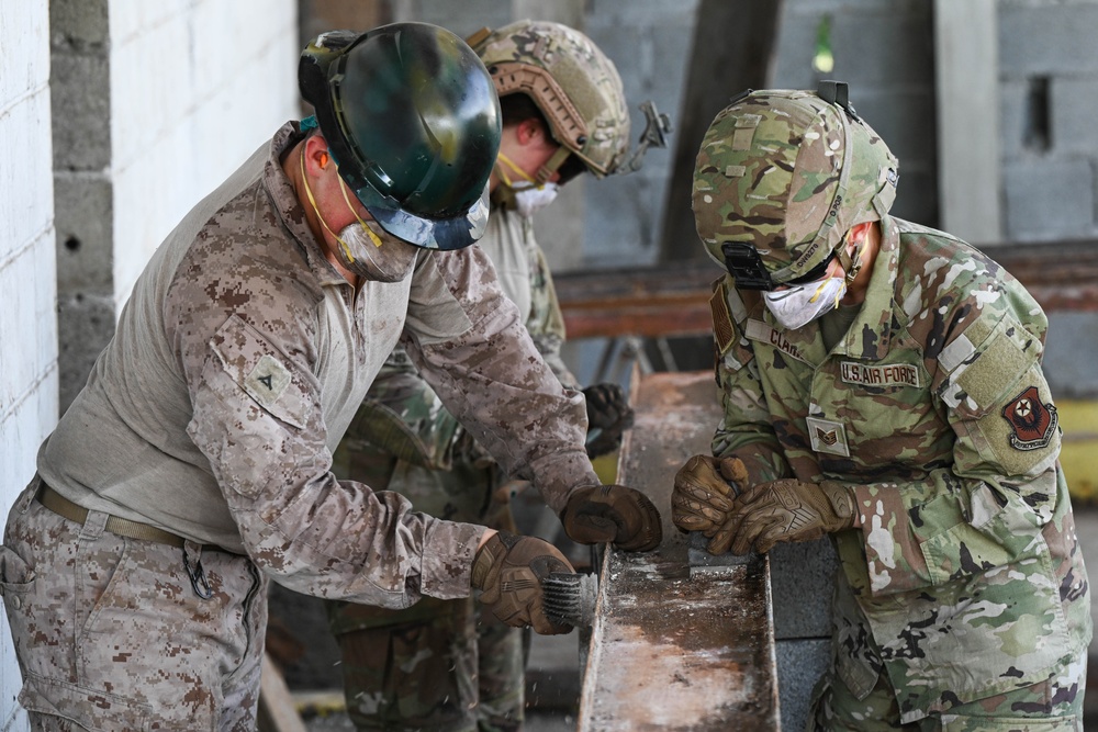 U.S. Marines and Panama AERONAVAL build partnership by training and working together