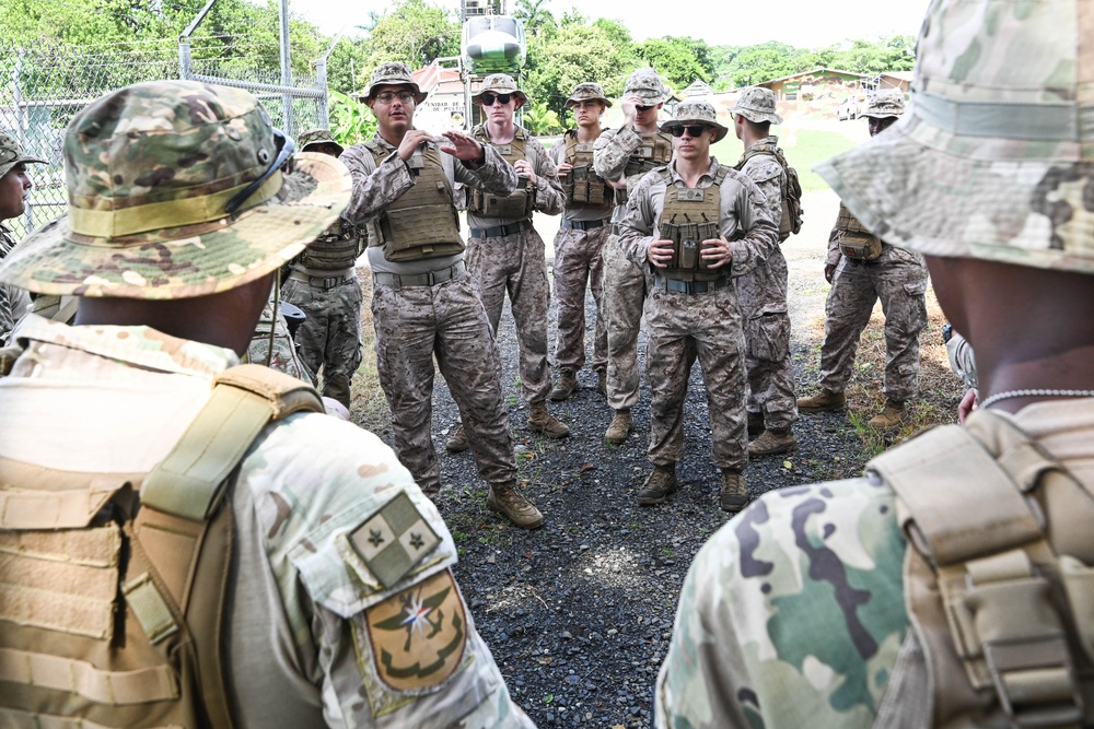 U.S. Marines and Panama AERONAVAL build partnership by training and working together
