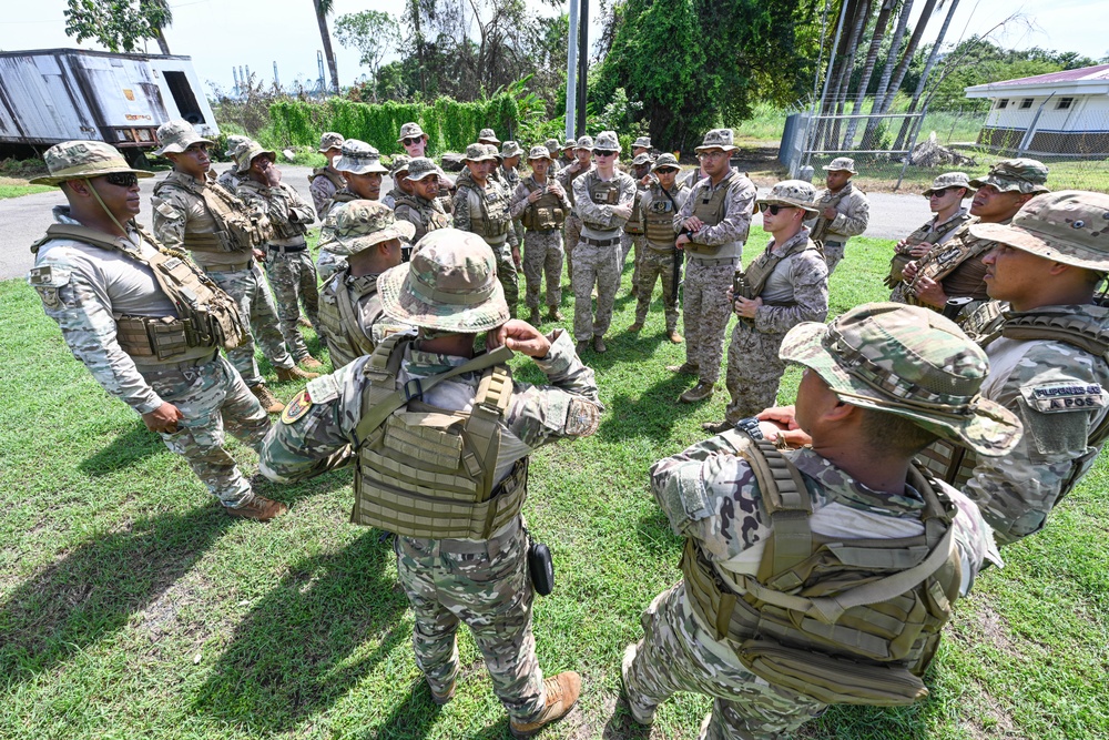 U.S. Marines and Panama AERONAVAL build partnership by training and working together