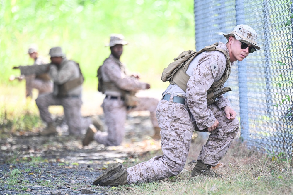 U.S. Marines and Panama AERONAVAL build partnership by training and working together