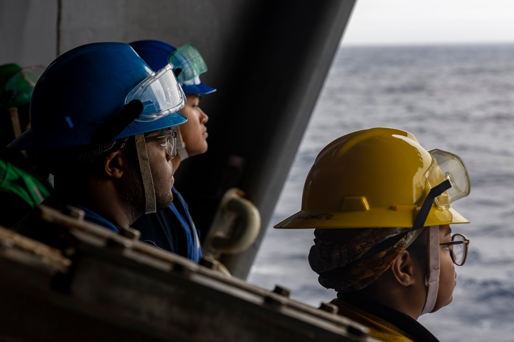 Abraham Lincoln conducts a replenishment-at-sea with USNS Earl Warren