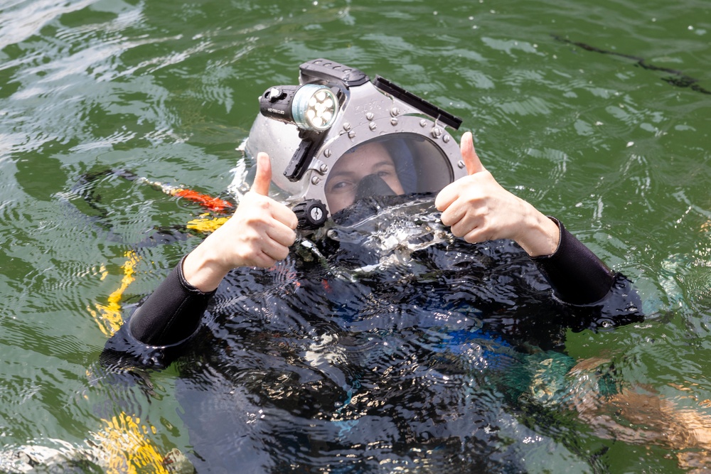 USFF Fleet Maintenance Officer Conducts Dive Inspection