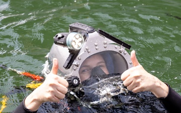 USFF Fleet Maintenance Officer Conducts Dive Inspection
