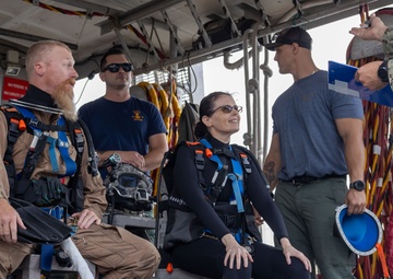 Fleet Maintenance Officer Trades Desk for Dive, Sees Fleet Readiness from the Seafloor