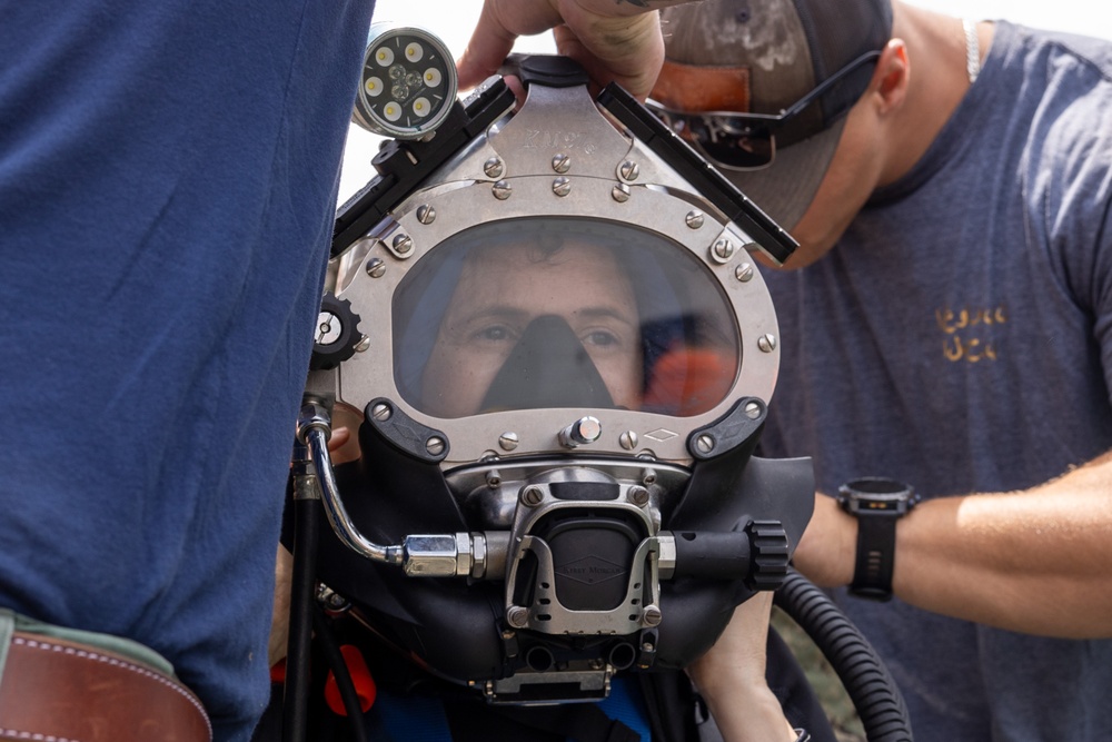 USFF Fleet Maintenance Officer Conducts Dive Inspection
