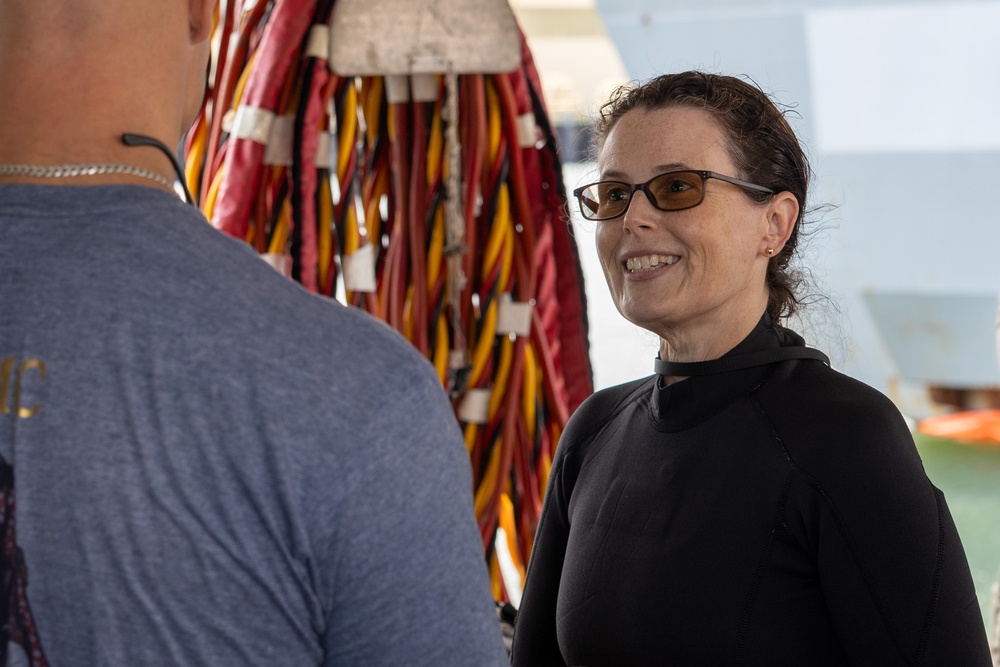 USFF Fleet Maintenance Officer Conducts Dive Inspection