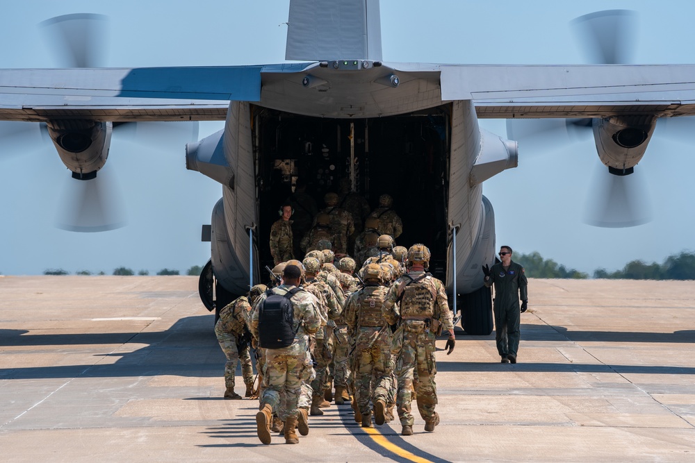 509 SFS conducts HVI transfer exercise at Whiteman AFB