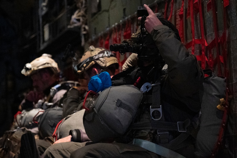 EW 25.2: Air Commandos support troop movements/ TAAR