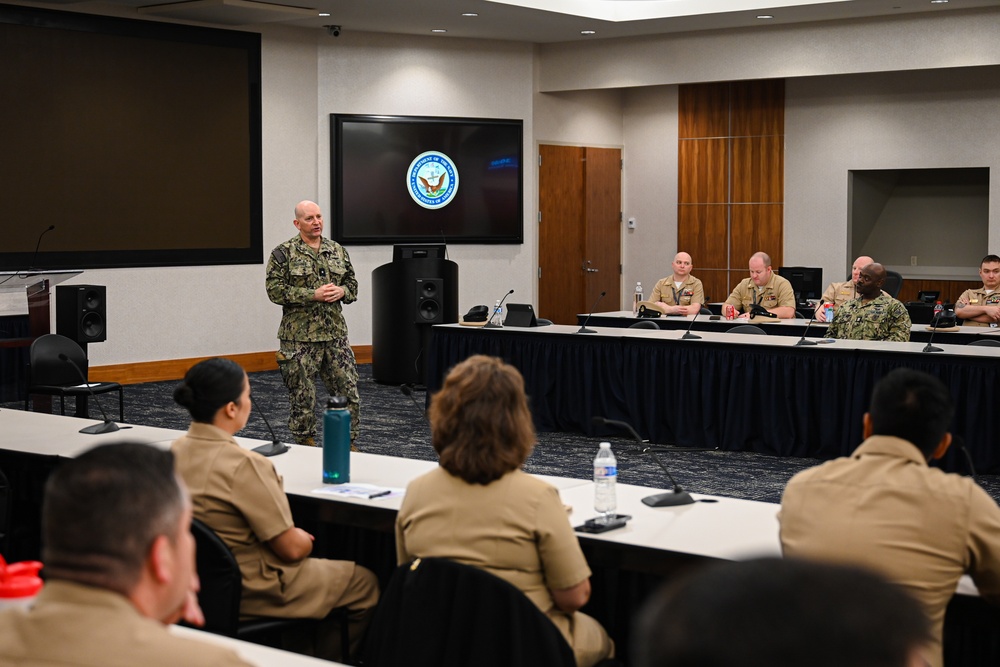 Adm. Faehnle Meets with the Mess