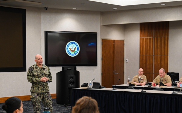 Adm. Faehnle Meets with the Mess