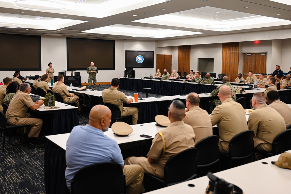 Adm. Faehnle Meets with the Mess