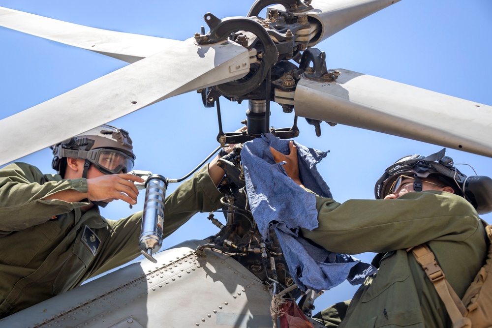 HMLA-367 conducts routine maintenance during SLTE 4-25