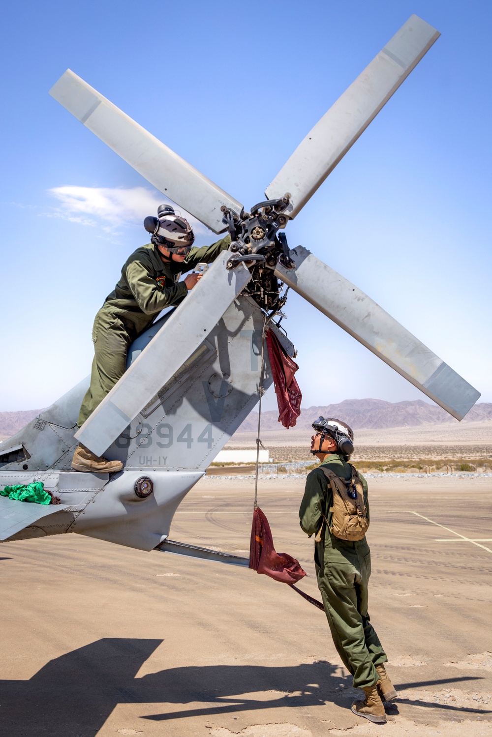 HMLA-367 conducts routine maintenance during SLTE 4-25