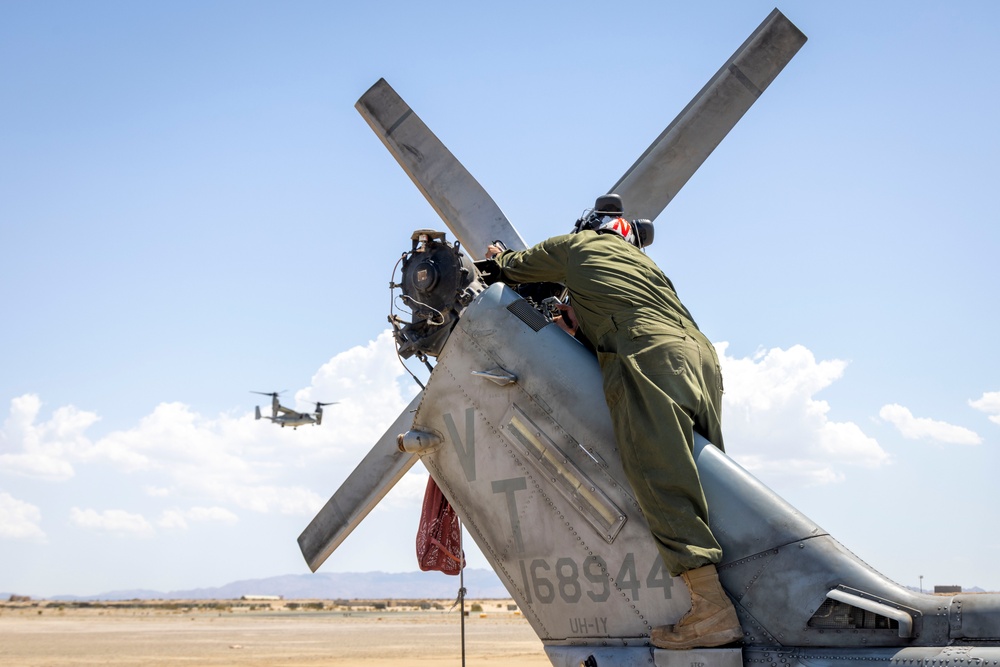 HMLA-367 conducts routine maintenance during SLTE 4-25