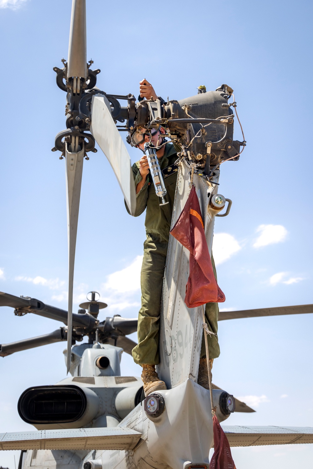 HMLA-367 conducts routine maintenance during SLTE 4-25