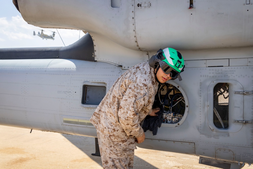 HMLA-367 conducts routine maintenance during SLTE 4-25