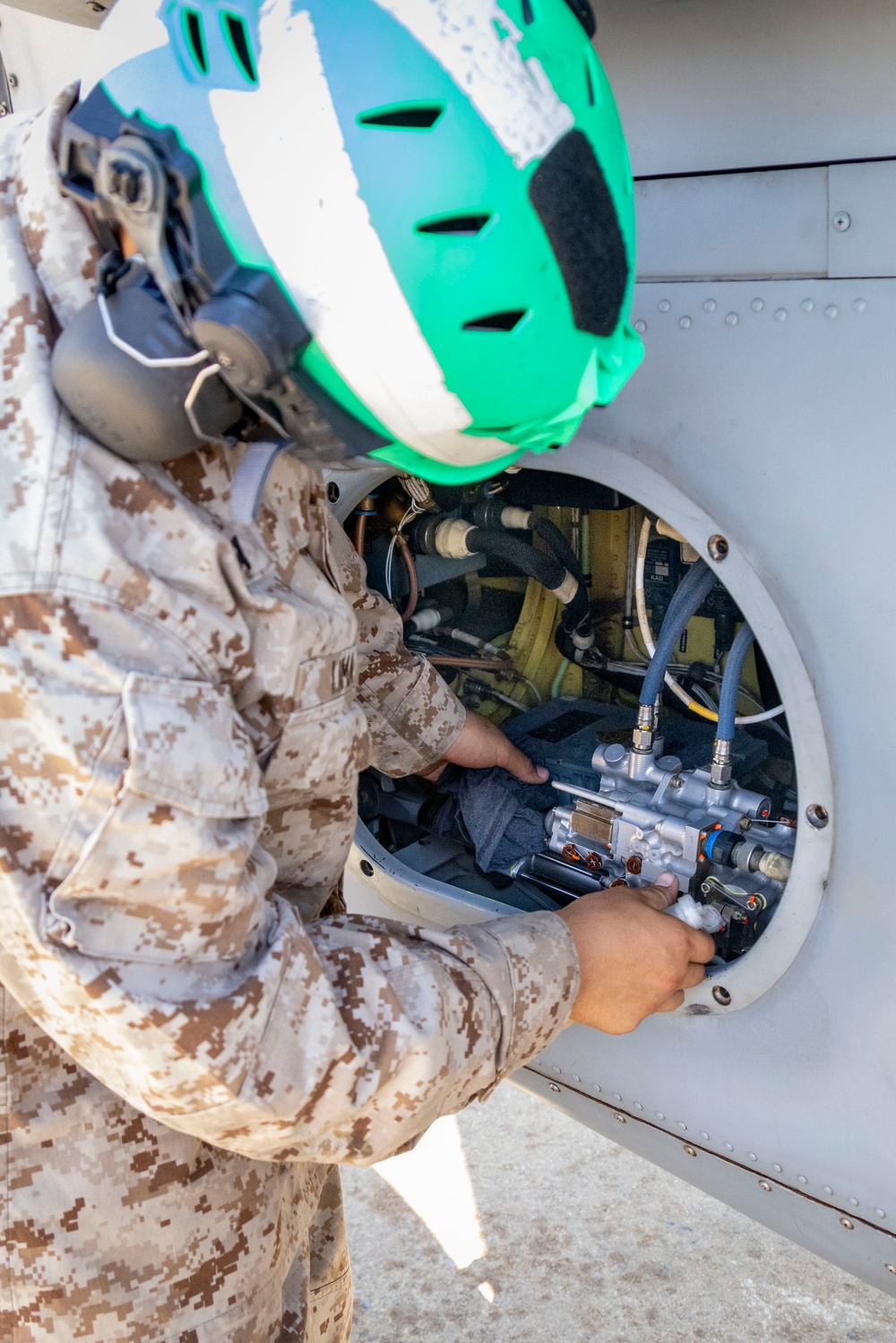 HMLA-367 conducts routine maintenance during SLTE 4-25