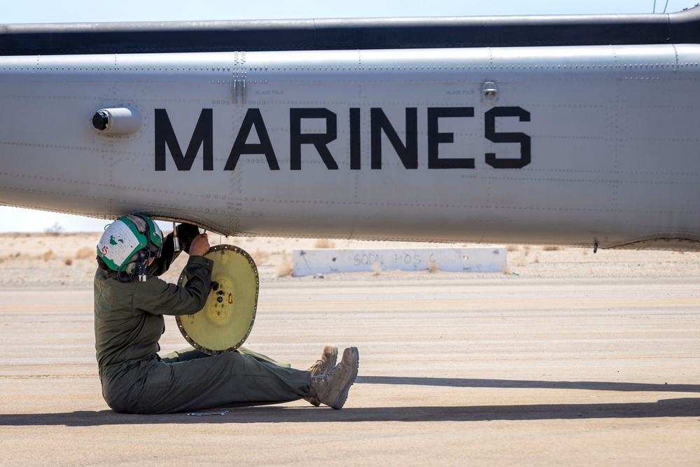 HMLA-367 conducts routine maintenance during SLTE 4-25