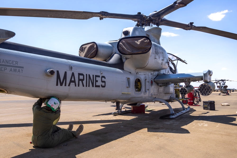 HMLA-367 conducts routine maintenance during SLTE 4-25