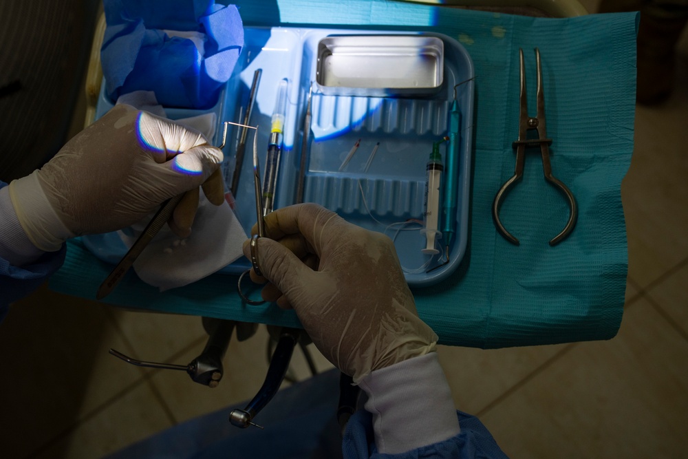 U.S., Paraguayan dental teams perform first endodontic procedures during AMISTAD 2025