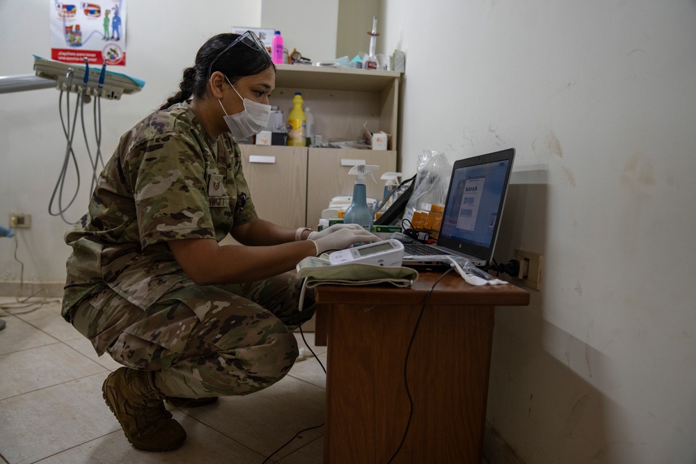 U.S., Paraguayan dental teams perform first endodontic procedures during AMISTAD 2025