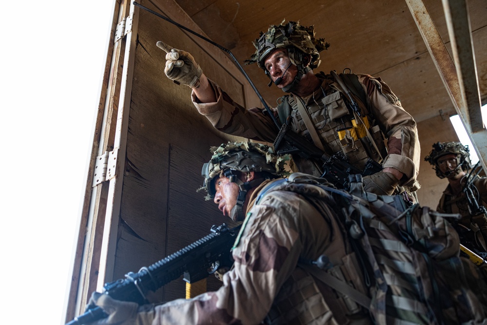 SLTE 4-25: Legionnaires Conduct Close Quarter Training