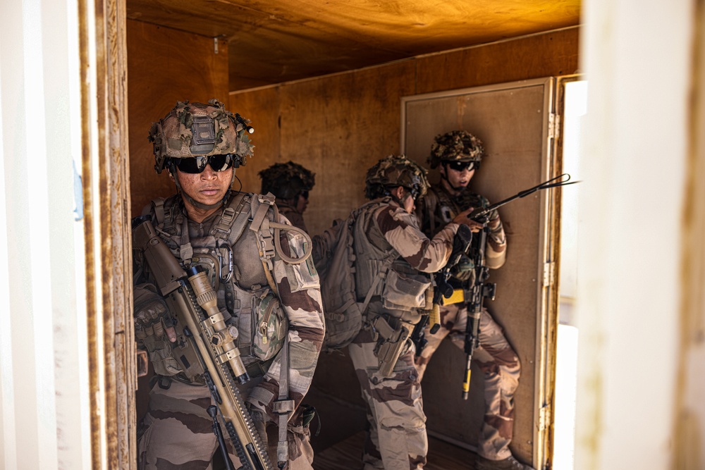 SLTE 4-25: Legionnaires Conduct Close Quarter Training
