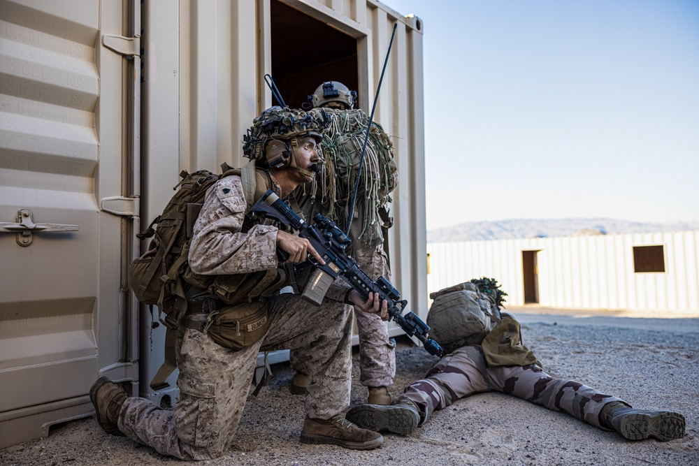 SLTE 4-25: Legionnaires Conduct Close Quarter Training
