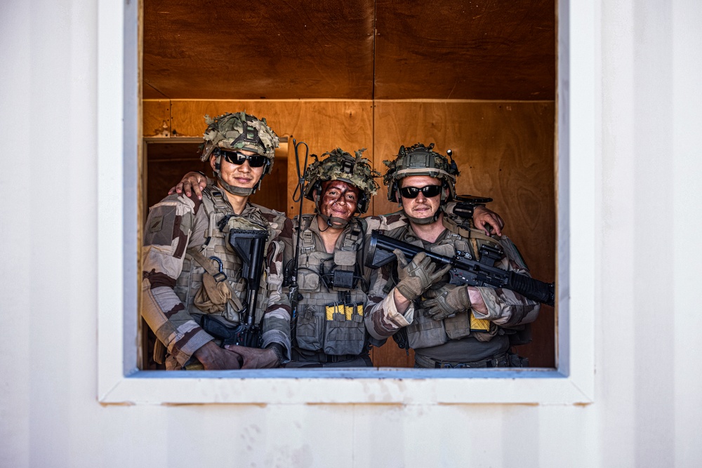 SLTE 4-25: Legionnaires Conduct Close Quarter Training