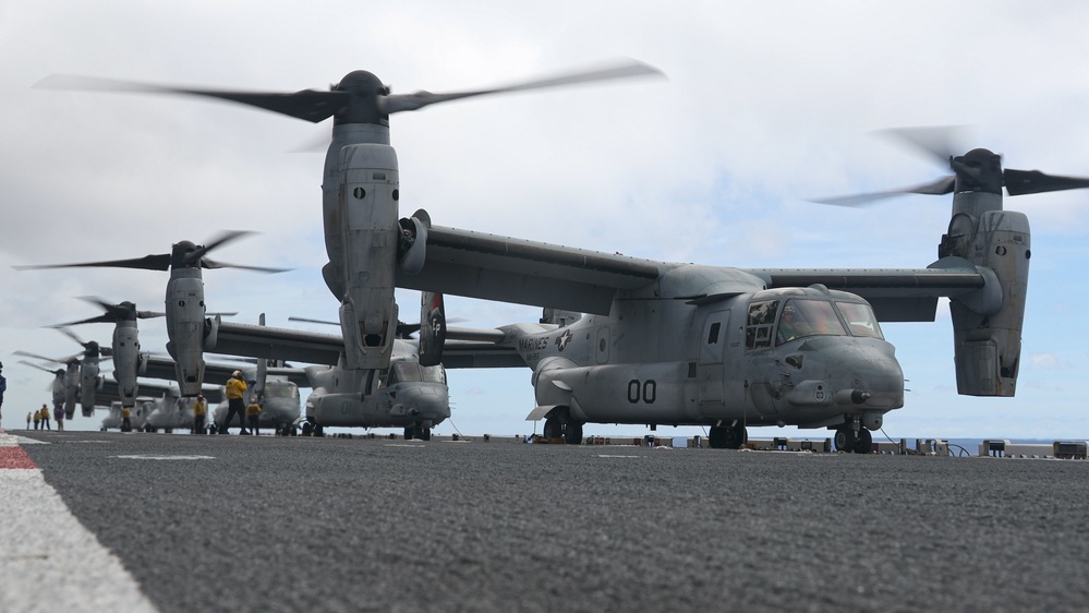 31st MEU | VMM 265 (Rein.) fly off USS America