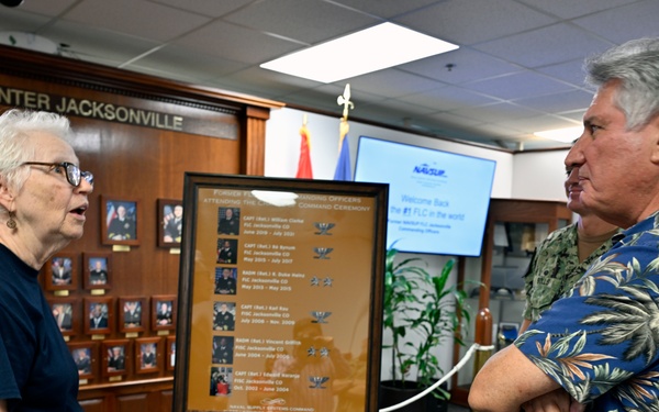 Former COs visit NAVSUP FLC Jacksonville