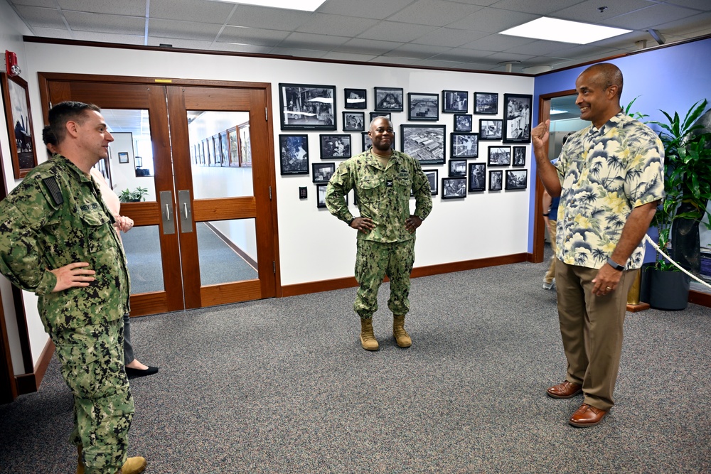 Former COs visit NAVSUP FLC Jacksonville