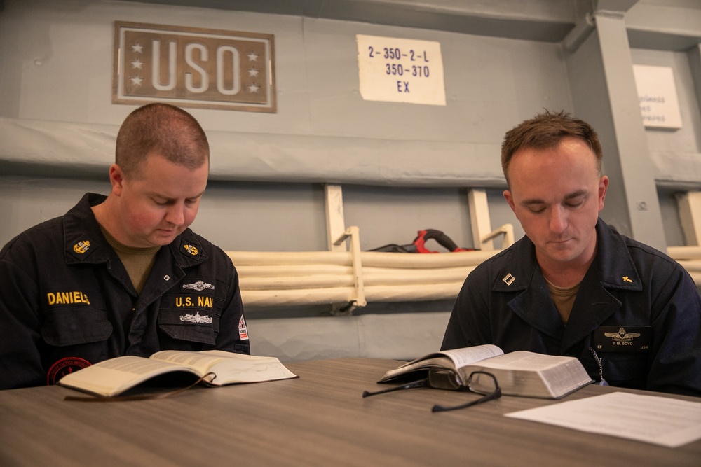 USS Mitscher (DDG 57) Sailors hold Bible study