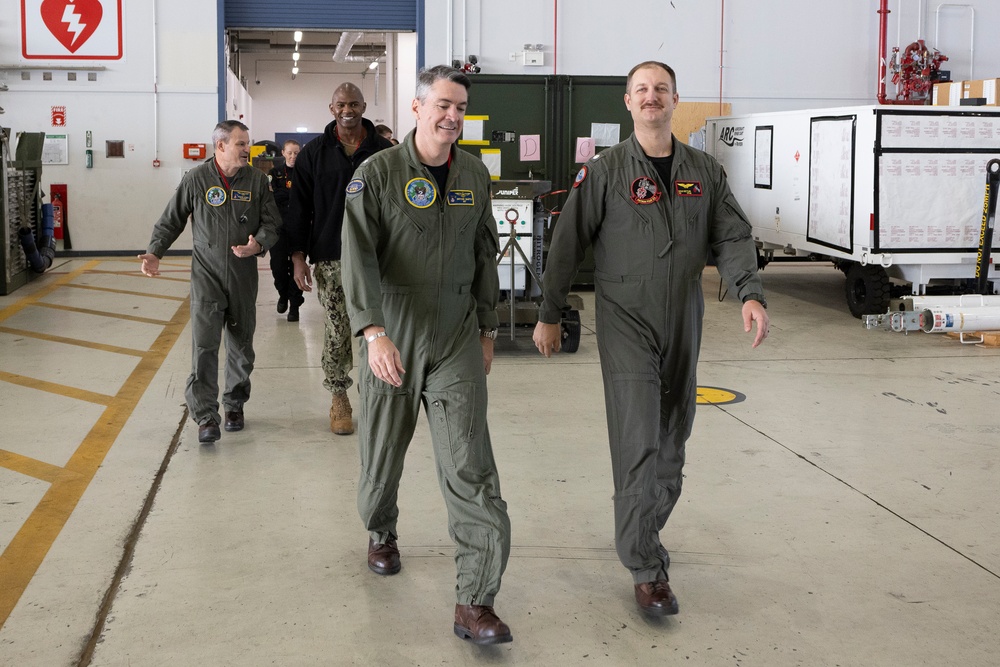 Rear Adm. Bryon Smith visits U.S. VP Squadrons