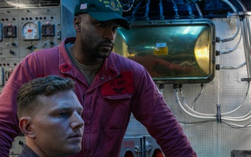 USS Mitscher (DDG 57) Sailors conduct engineering training evolution