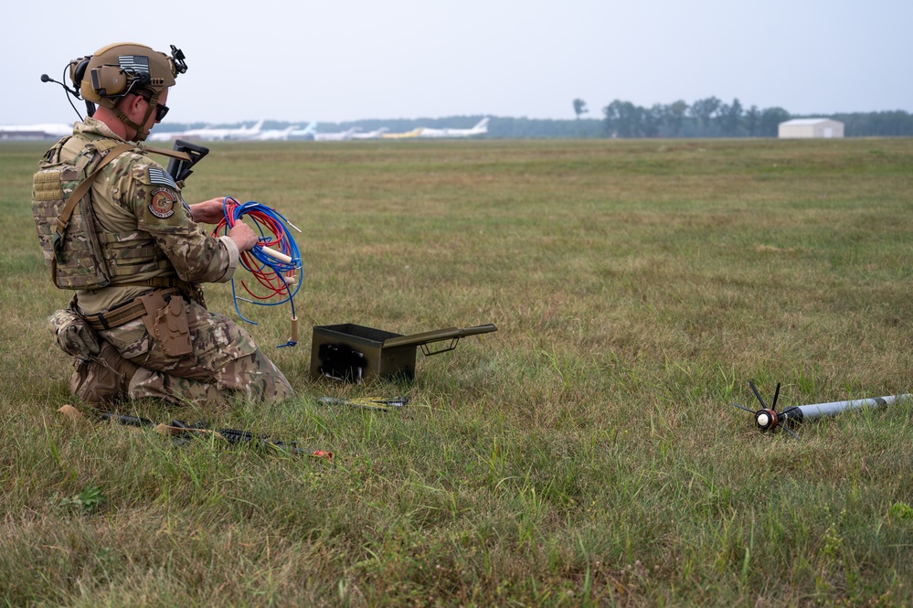 EOD team practices ordnance disposal at NS 25-2