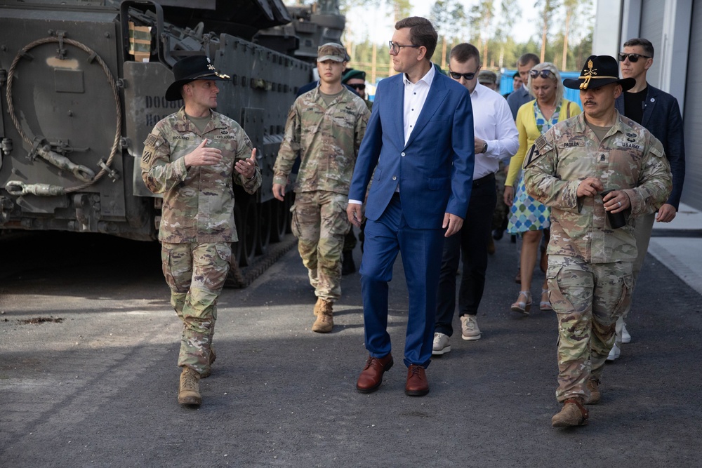 Estonia Prime Minister Visits Camp Reedo