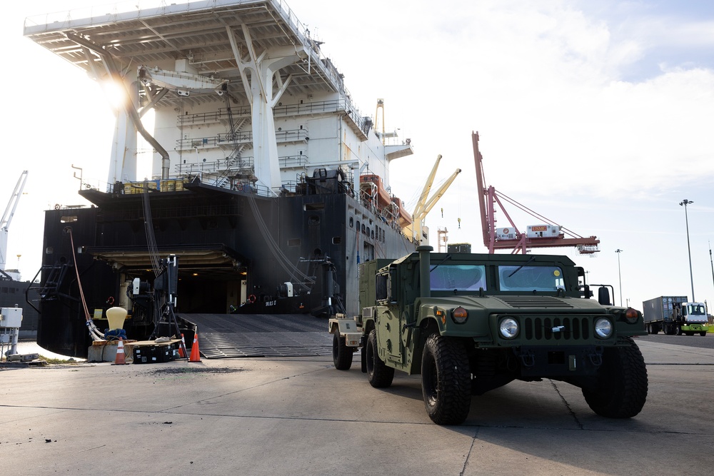 Ship to Shore: Blount Island Command Offloads Gear from USNS Williams